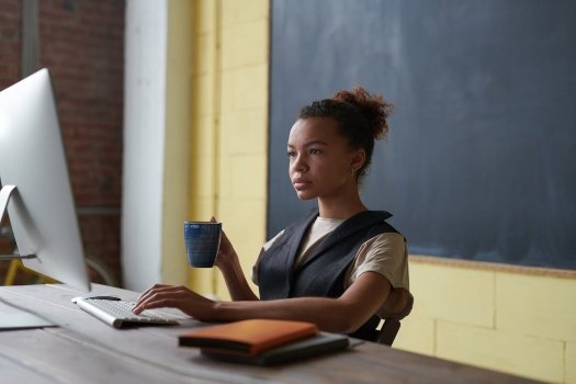 Why Are Companies Moving To Ohio? 3 A businesswoman using a laptop to find out the answer to the question "Why are companies moving to Ohio?"