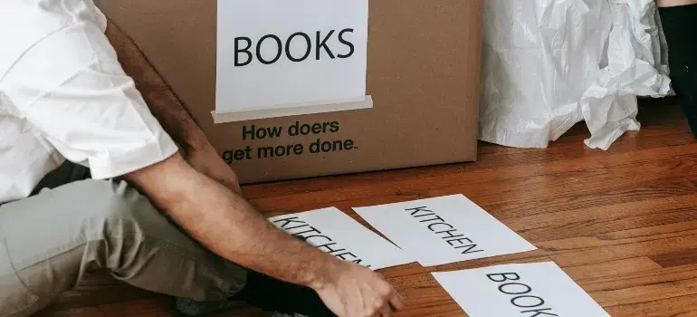 Tips for moving to a new city alone 2 Labelling boxes before moving to a new city alone