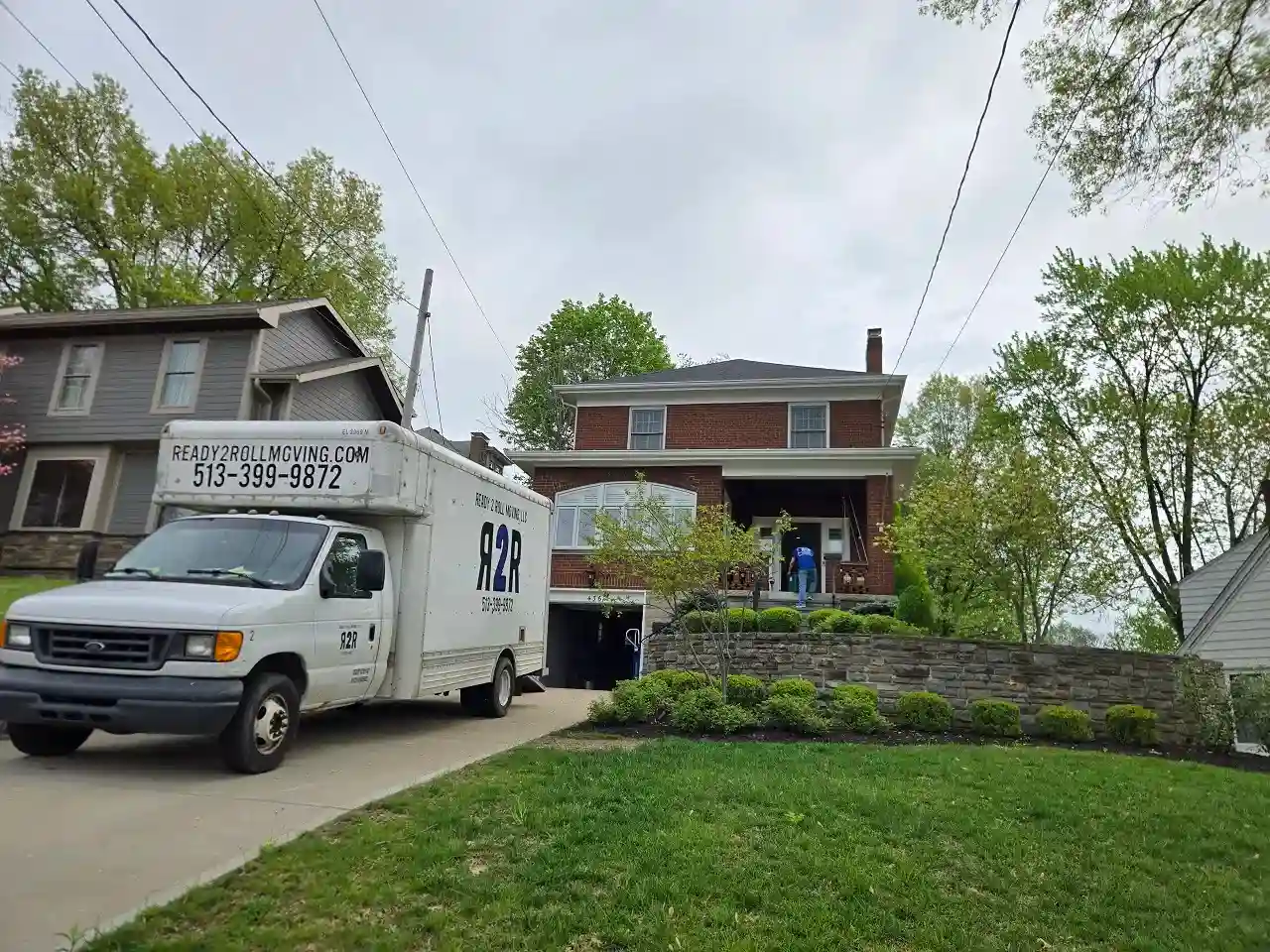 a moving truck in front of a home of people planning a relocation from Hamilton to Fairfield