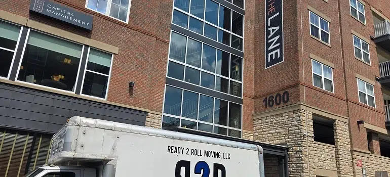 Commercial vs residential movers in Cincinnati: Which do you need? 2 a brown building full of corporate offices