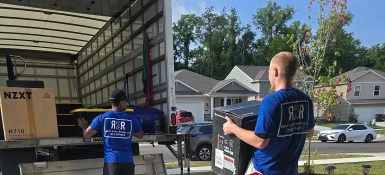 6 big red flags to watch out for when hiring movers in Cincinnati OH 3 movers loading electronics into a moving truck