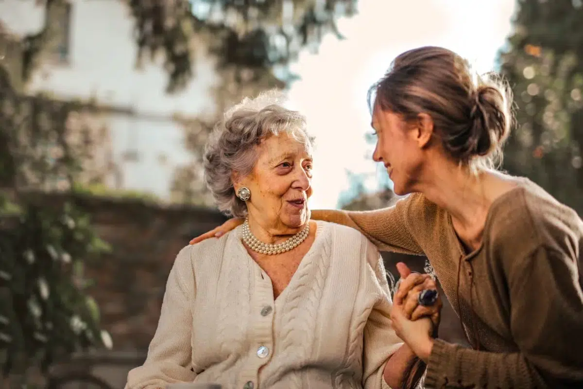 Elderly lady and a younger woman talking about Tips for Moving to a Senior Living Cincinnati Ohio Facility