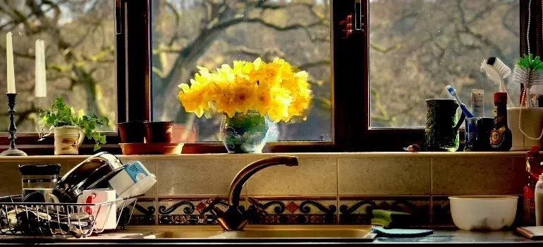 Practical checklist of things you need when moving out 1 Microwave, toaster and coffee maker ready for use in a new kitchen