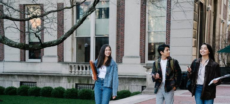 What are the top 5 colleges in Ohio? 2 Students exploring the top 5 colleges in Ohio