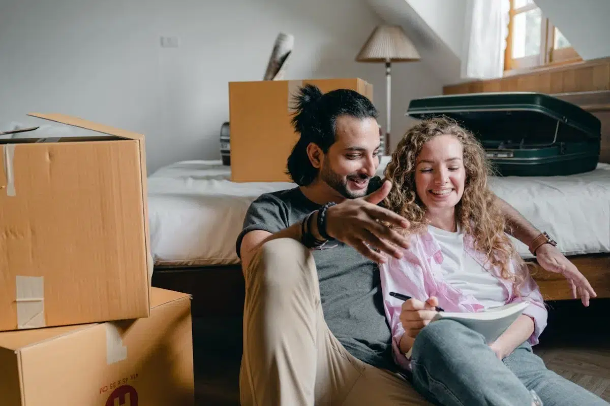 a content couple packing and following moving hacks
