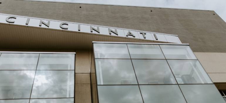 What are the top 5 colleges in Ohio? 3 a Cincinnati building near the top 5 colleges in Ohio