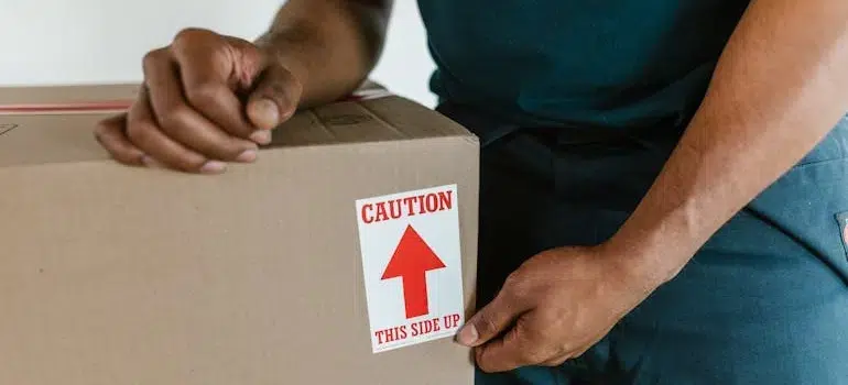 What not to pack when moving to Cincinnati 3 a labelled moving box