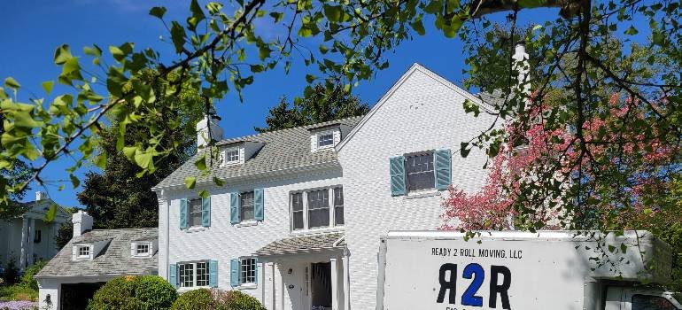 Essential guide for moving to Sharonville OH 1 R2R truck supporting moving to Sharonville OH