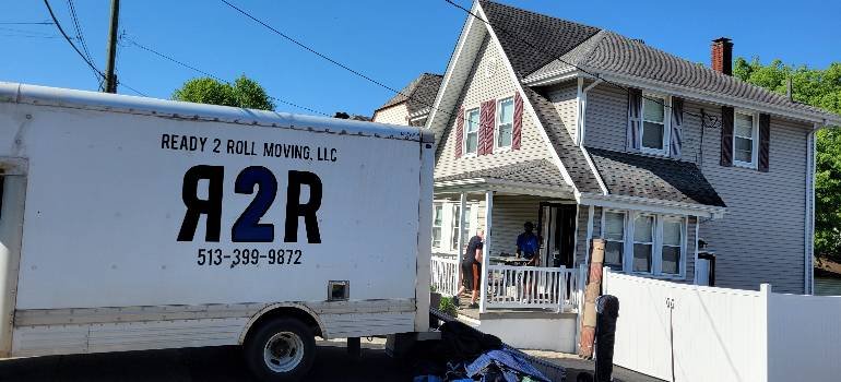 An essential guide for moving to Reading OH in 2026 2 Movers unloading while moving to Reading OH in 2026