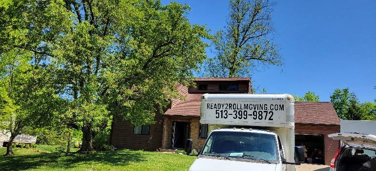 Cost and tips for moving to Lebanon Ohio this summer 7 Moving truck during moving to Lebanon Ohio this summer