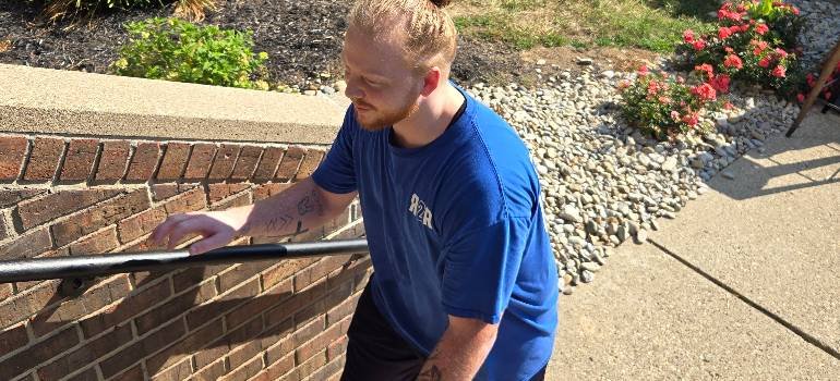 Cost and tips for moving to Lebanon Ohio this summer 5 Mover working and helping people who are moving to Lebanon Ohio this summer