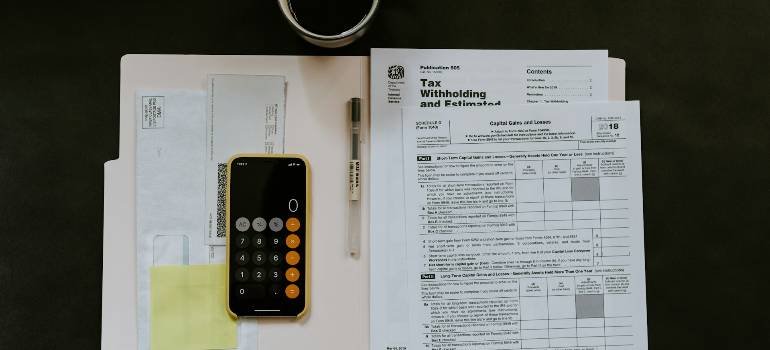 An essential guide for moving to Reading OH in 2026 5 calculator on a phone and a notebook for budget planning for moving to Reading OH in 2026
