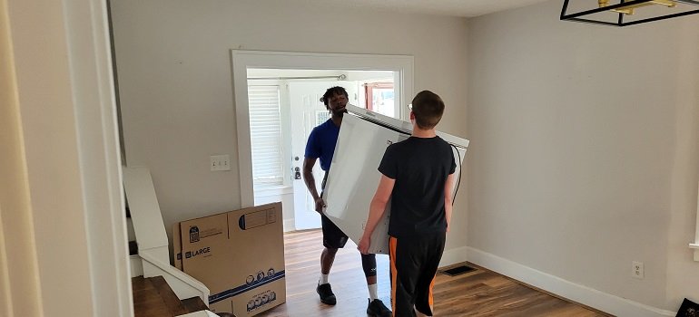 Tips for moving to a new city alone 3 Professional movers assisting someone moving to a new city alone