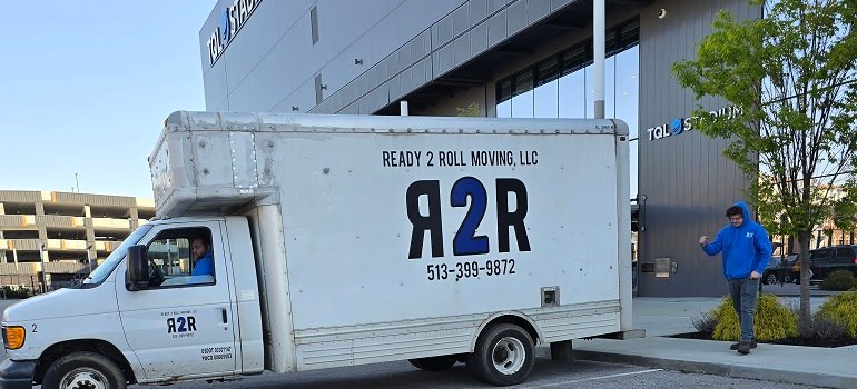 The ultimate office move checklist for Ohio businesses 3 R2R moving truck in front of an office building